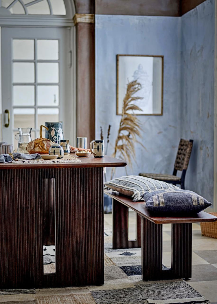 Großer Holz Esstisch minimalistisches Design mit Sitzbank