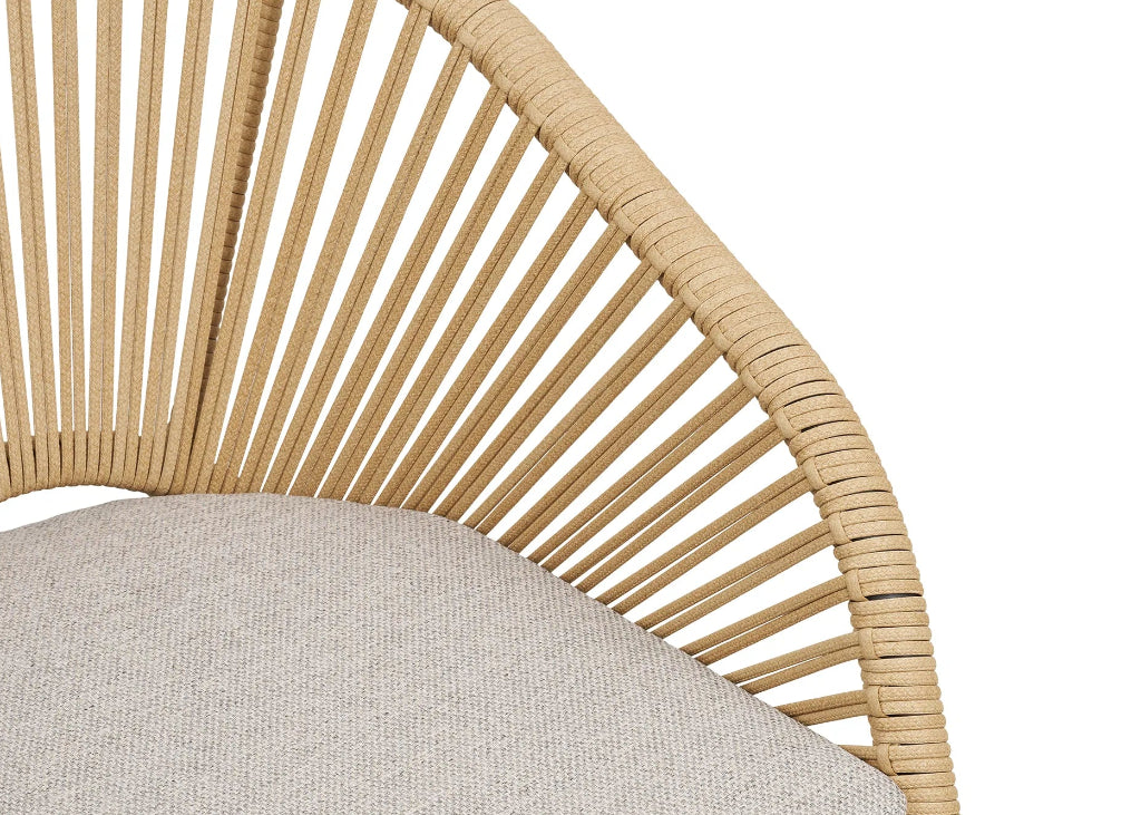 Moderner Outdoor-Sessel mit komfortabler Sitzfläche, Aluminiumgestell und wetterbeständigem Geflecht in Beige.