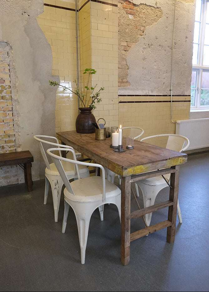 Esstisch klappbar 149 cm natur Vintage Altholz, Essbereich mit weißen Metall Stühlen