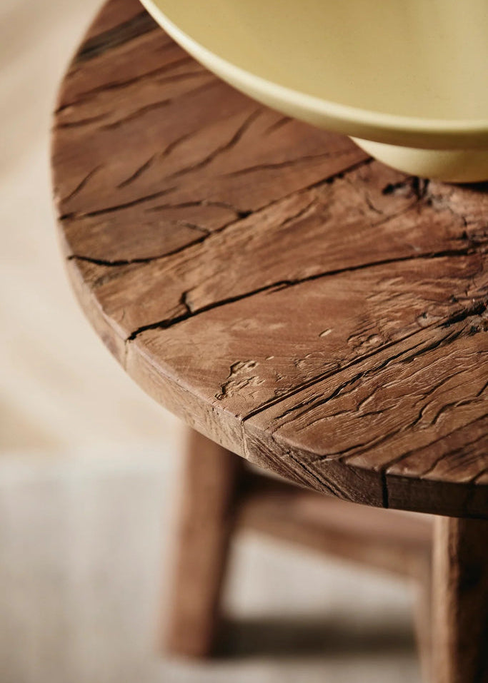Runder Hocker aus recyceltem Holz