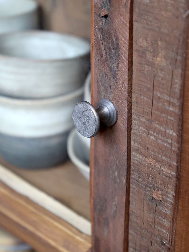 Kleine schmale Altholz Vitrine Landhausstil vintage Metall Knopfgriffe