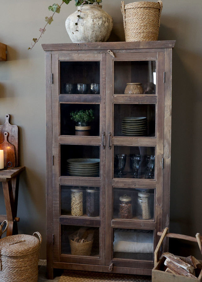 Große Vitrine aus Recyclingholz im Landhausstil