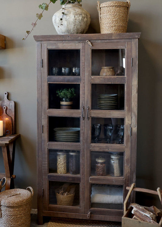 Große Vitrine aus Recyclingholz im Landhausstil