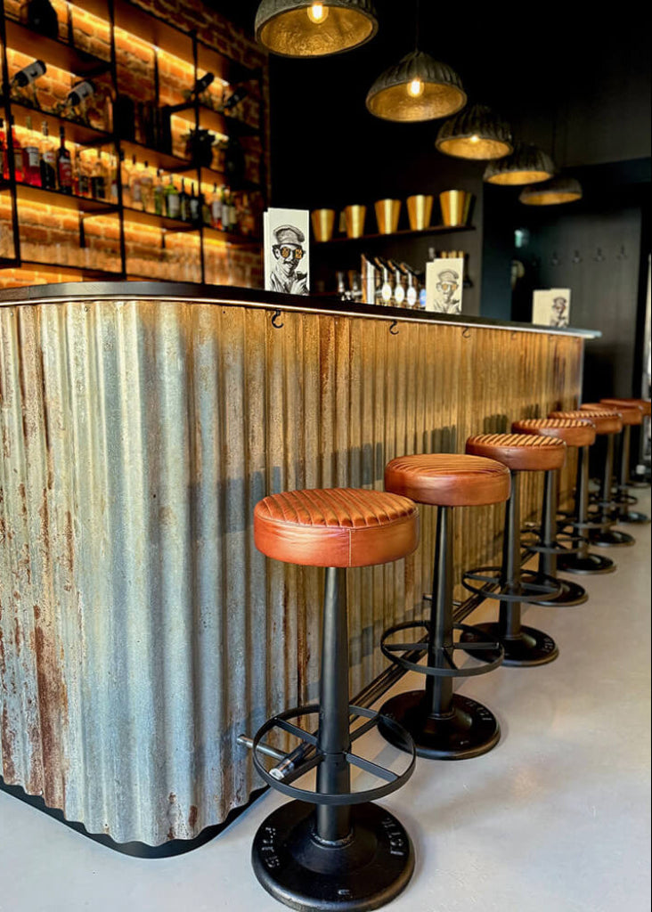 Drehbarer Barhocker rund Ledersitz - Eisen Säulenfuß - vintage Bareinrichtung im industriellem Stil