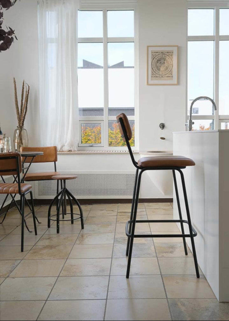 Leder Barhocker mit Metallbeinen schwarz in einer modernen Küche, Esszimmer