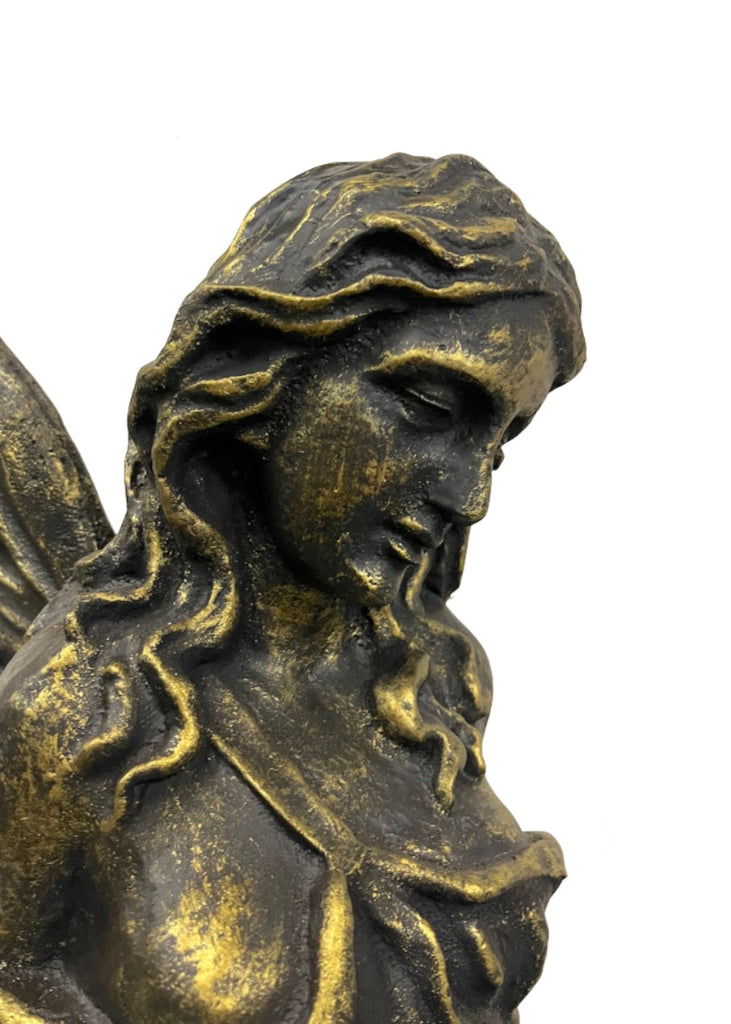 Liebliche Skulptur Gusseisen "Engel mit Schmetterling" shabby gold