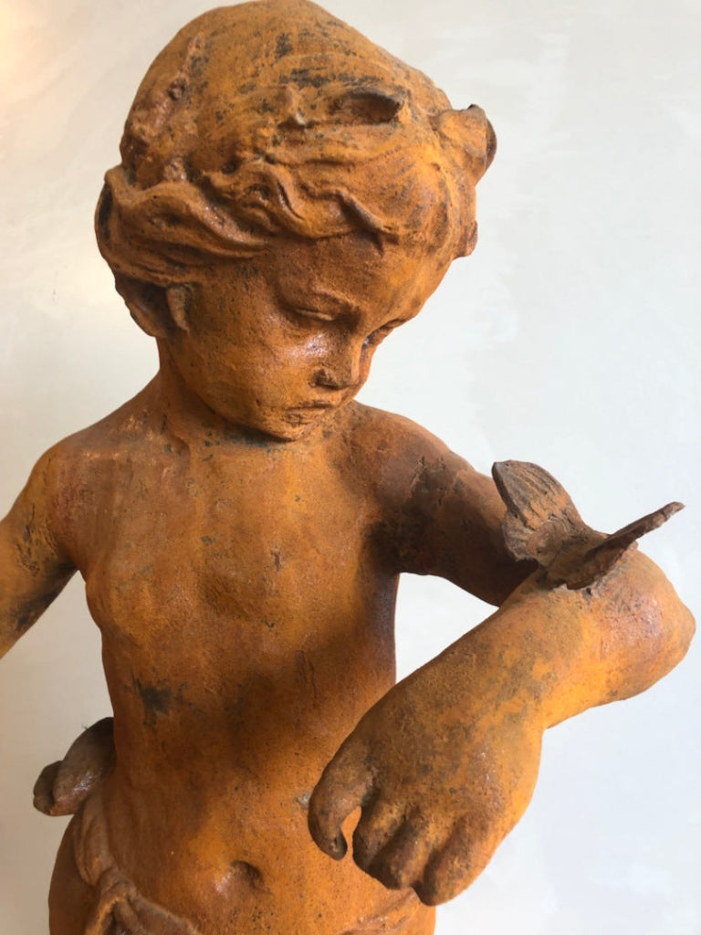 Romantische Gartenskulptur "Junge mit Schmetterling"