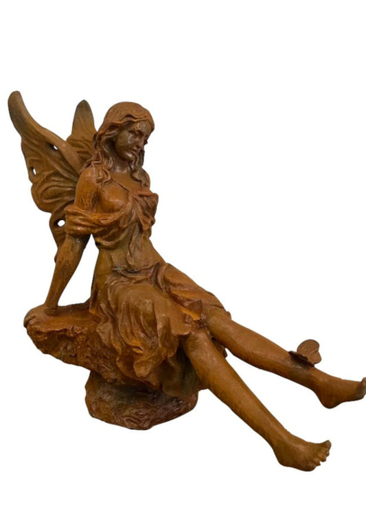 Skulptur Gusseisen "Engel mit Schmetterling" antik rostig