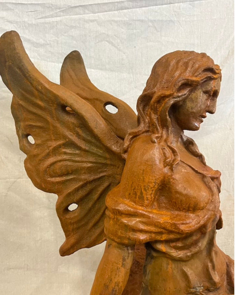 Gartenskulptur Gusseisen "Engel mit Schmetterling" antik rostig