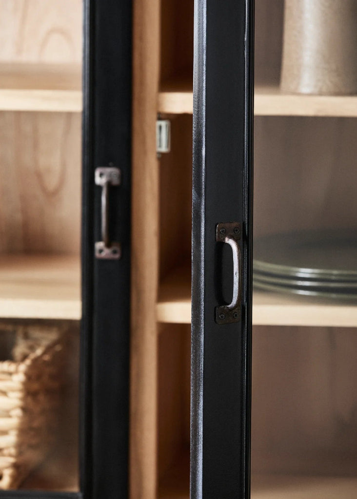 Große Holz Vitrine in schwarz-natur Landhausstil Metall Türgriffe