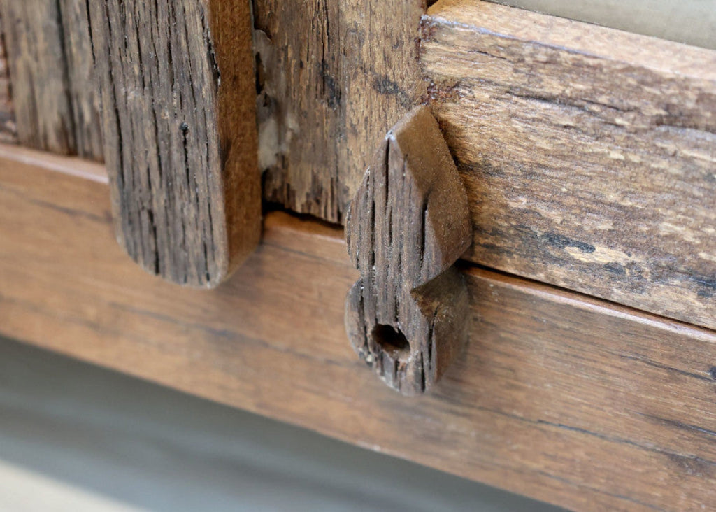 Kleine Vitrine Altholz im Landhausstil mit Antikholz Verschlüssen