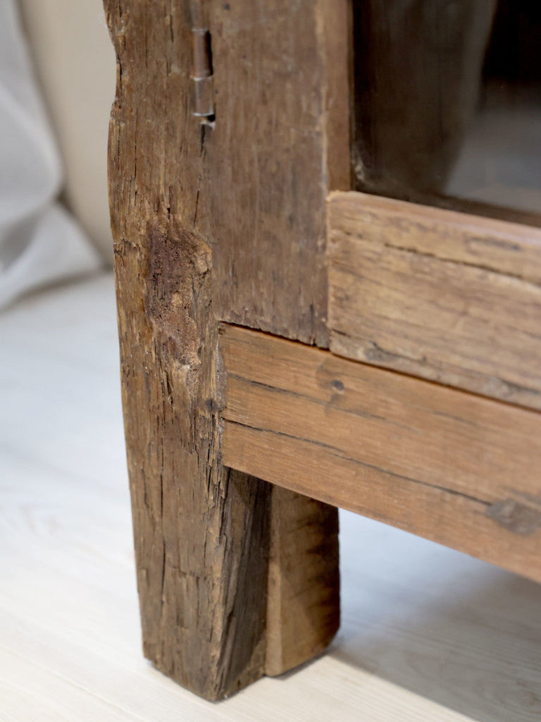 Kleine Vitrine Altholz im Landhausstil robuste Holzbeine