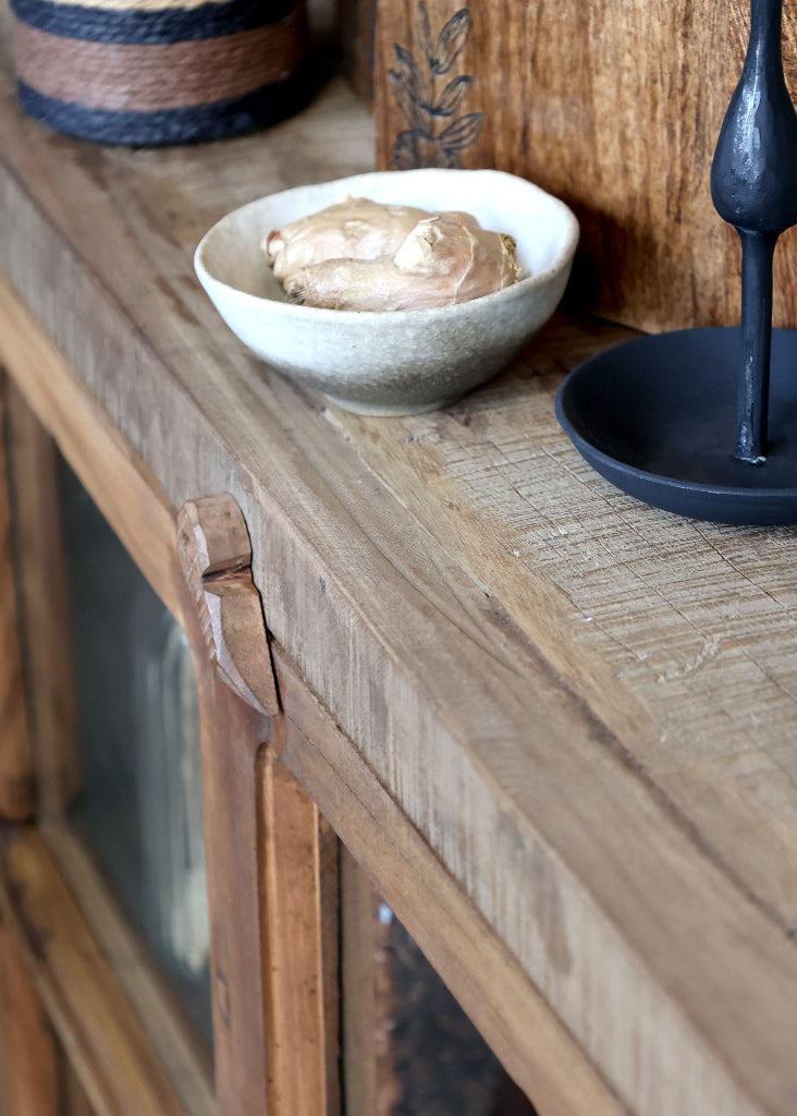 Vitrine aus rustikalem Altholz