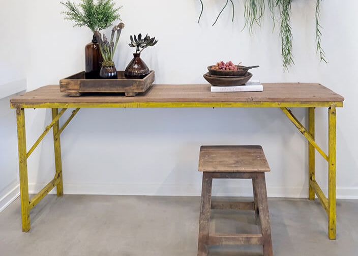 Konsolentisch altes Holz natur und vintage gelbes Metallgestell, klappbar, Industriedesign