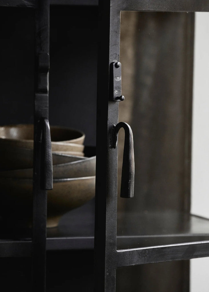 große Metall Vitrine H 214 cm mit Eisen Türgriffen