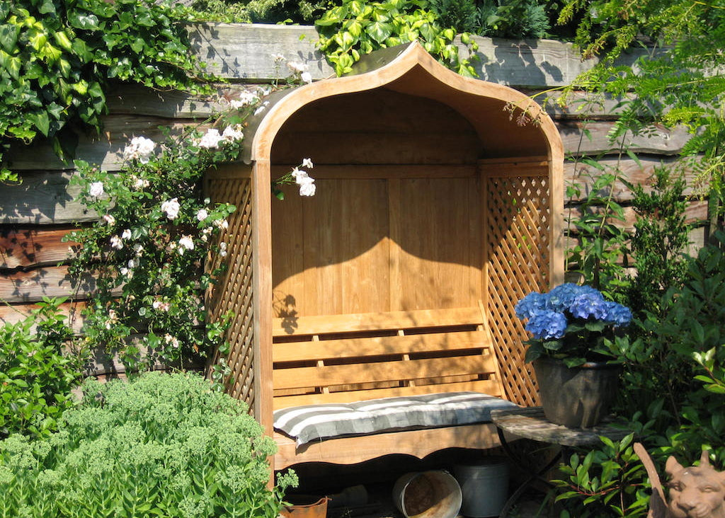 Gartenpavillon Landhausstil mit Rankgittern und Sitzbank für Terrasse oder Garten