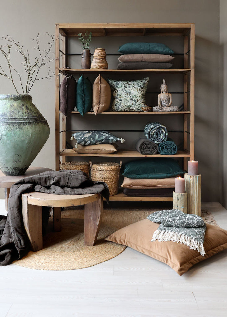 Holzregal im Industriedesign