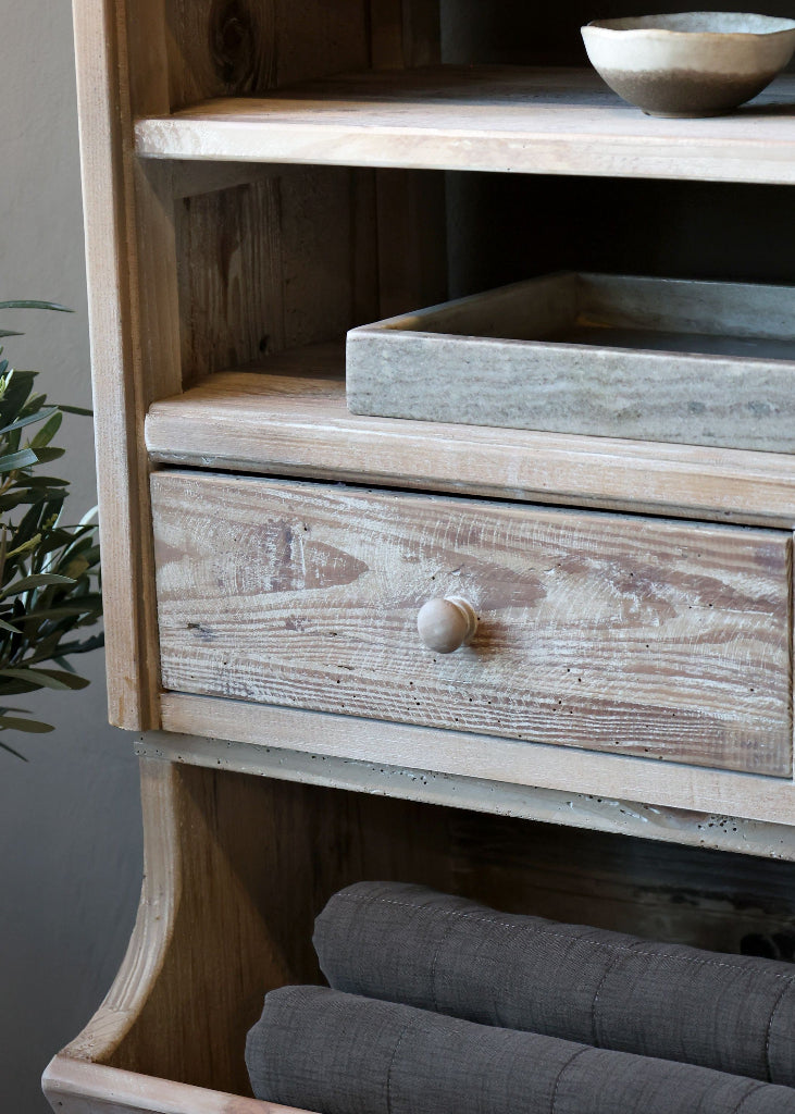Großes Holzregal mit Schubladen und Fächern