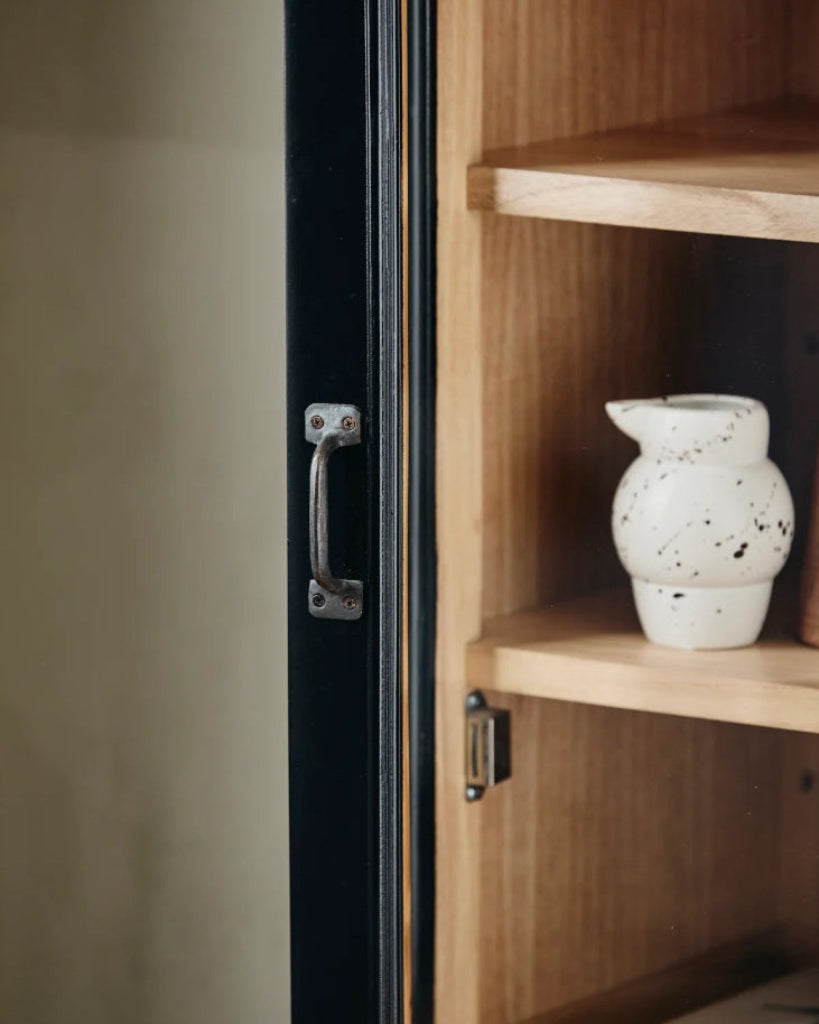 Schmale Holz Vitrine schwarz-natur, Landhaus Vitrine mit 1 Tür