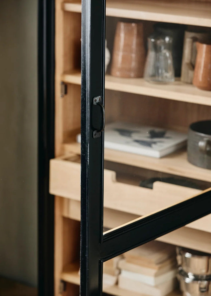 Schmale Holz Vitrine-Spind in schwarz-natur vintage Landhaus Schrank