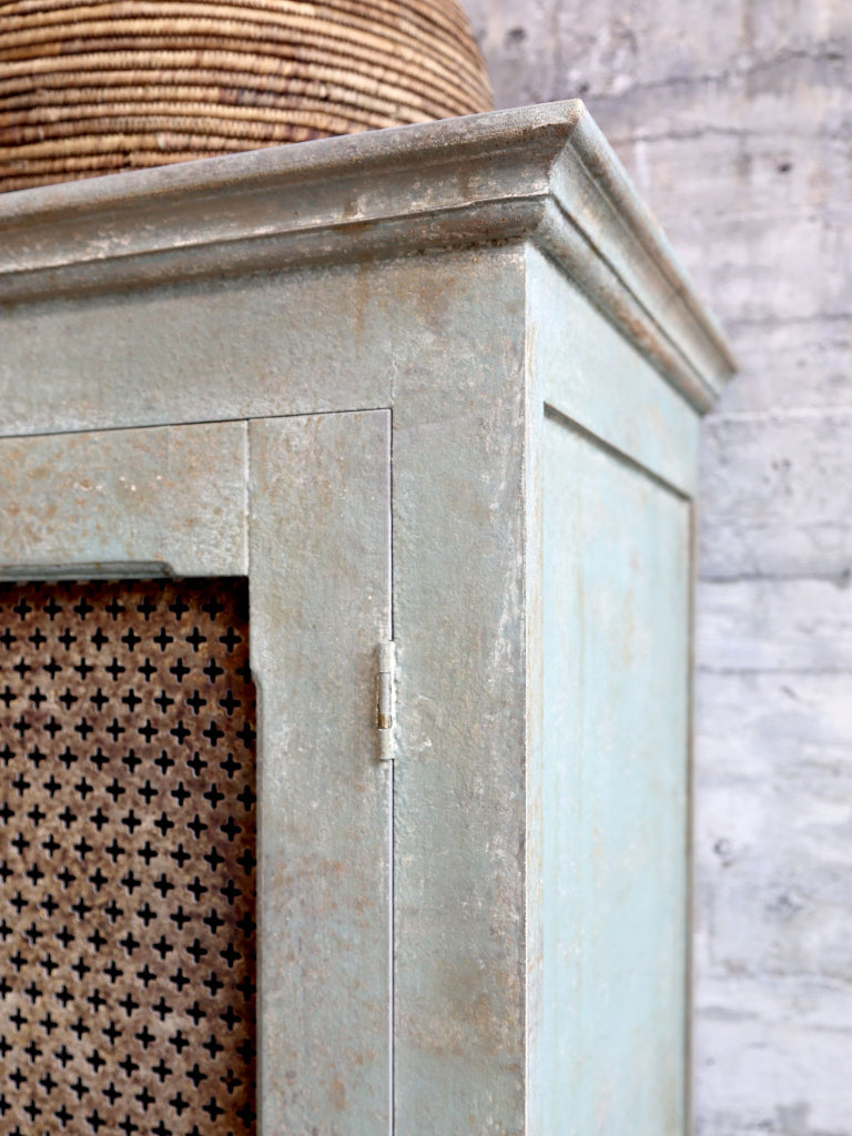 Schrank, Kleiderschrank, Wäscheschrank shabby Landhausstil obere Ecke vintage