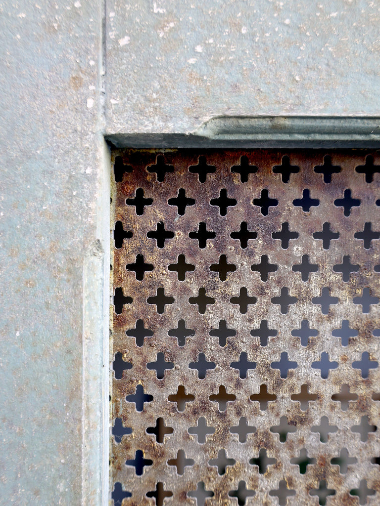 Schrank, Kleiderschrank, Wäscheschrank shabby Landhausstil Eisengitter vorn