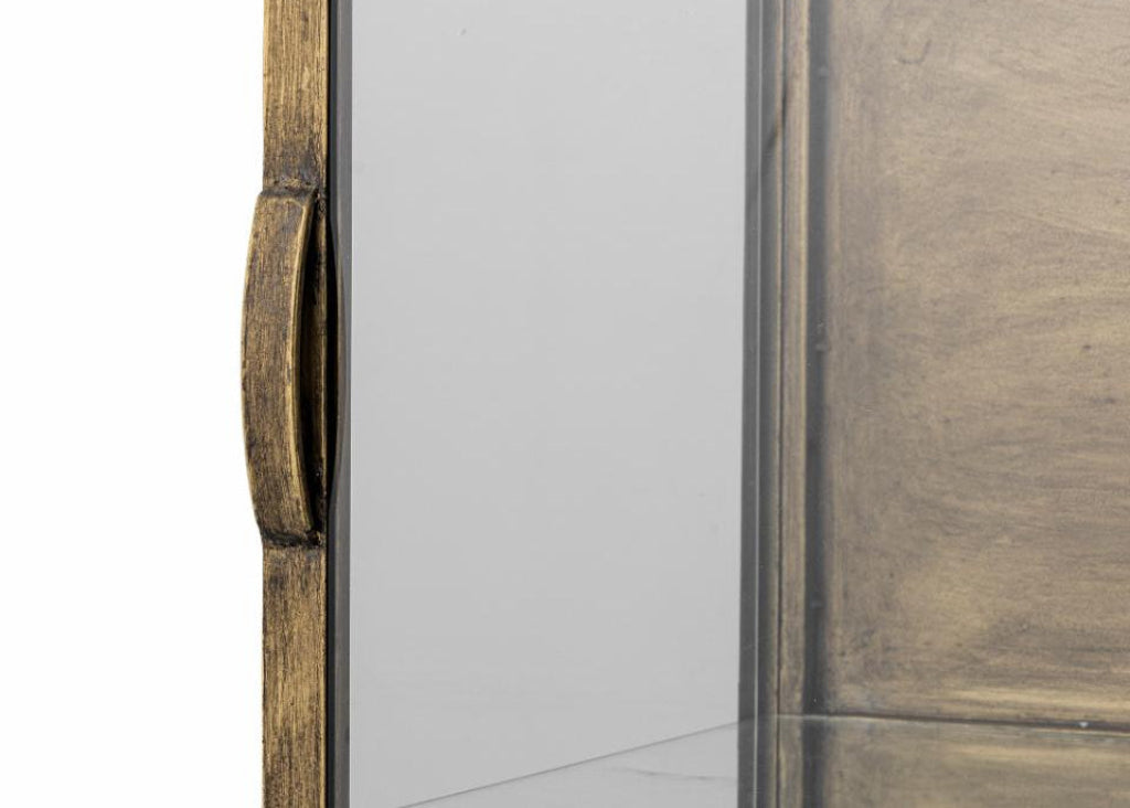 Minimalistische Vitrine in Antik Messing mit 3 Böden für Deko und Geschirr.