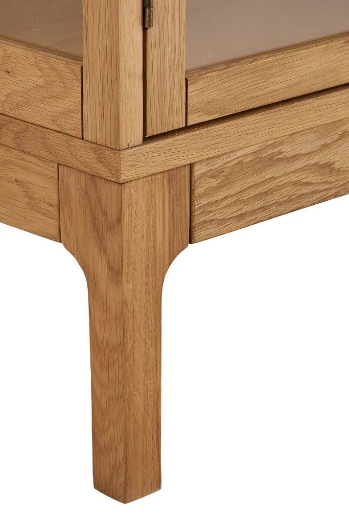 Moderne Holz Vitrine im nordischen Skandi-Landhaus Look