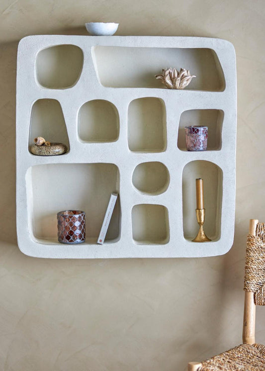 Modernes Wandregal mit vielen Fächern aus Polyresin