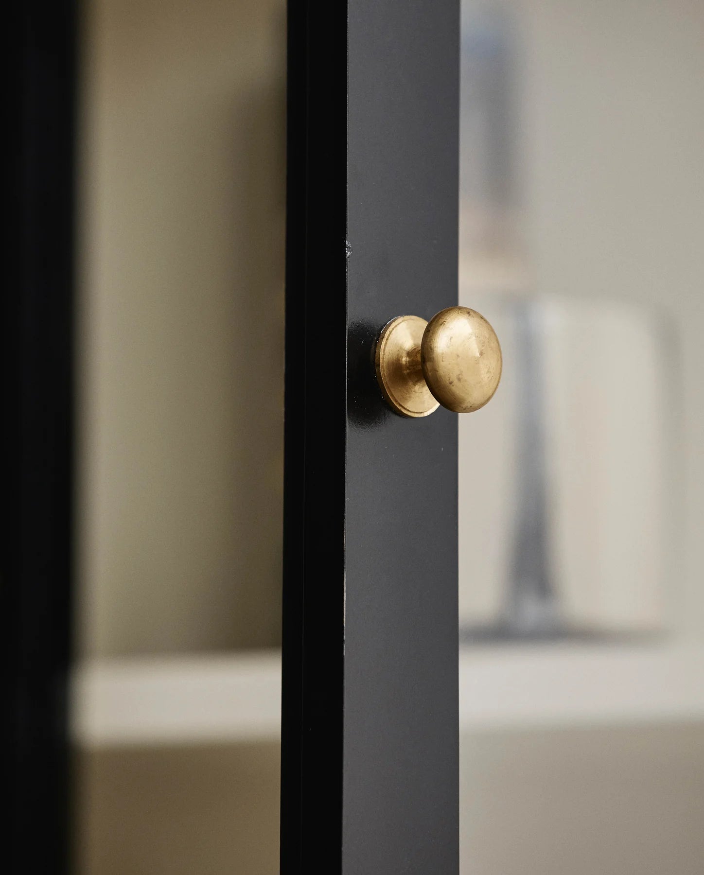 Wandvitrine schwarz-weiß Landhausstil