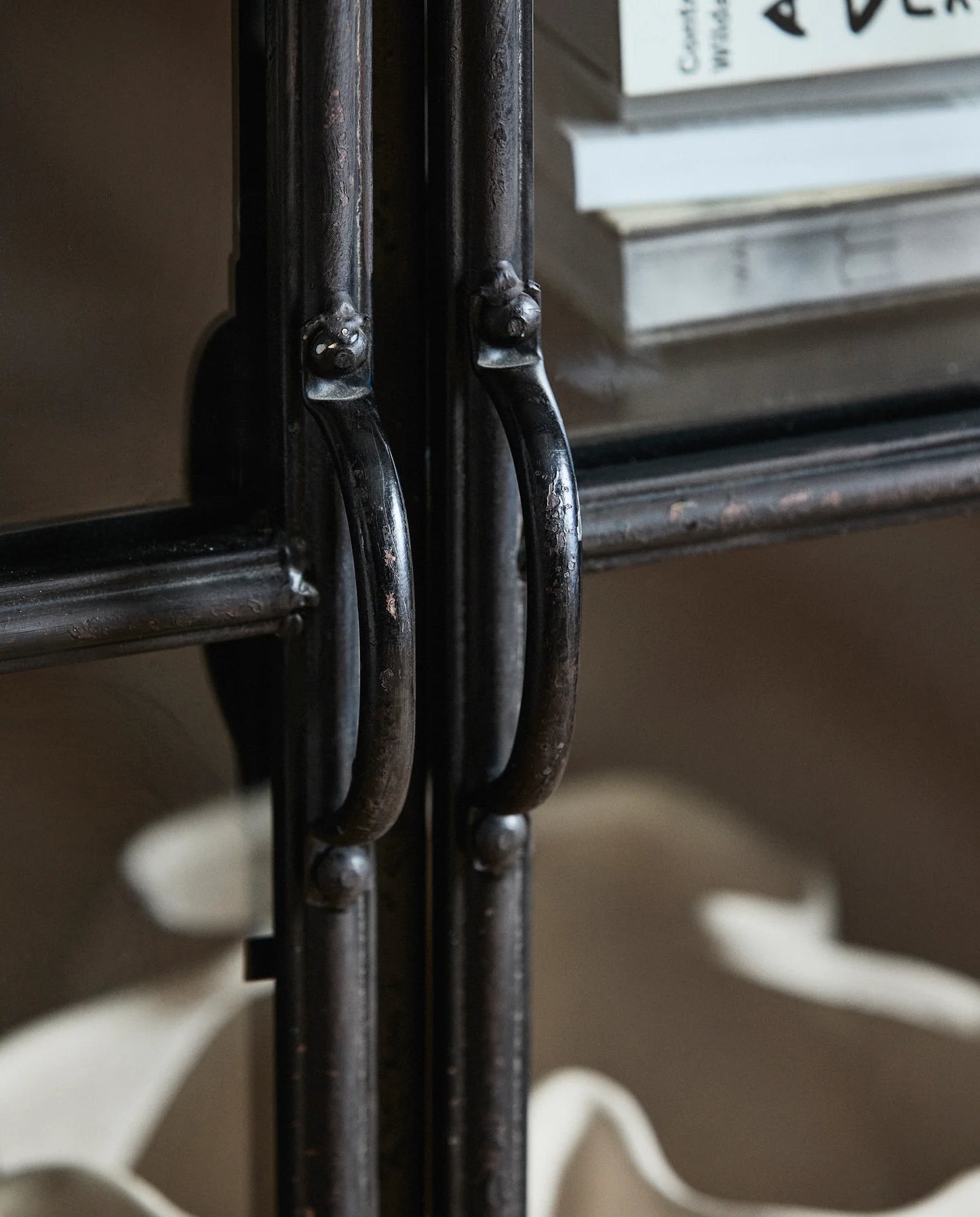 Wandvitrine BELLA schwarz Metall H 121 cm industrial