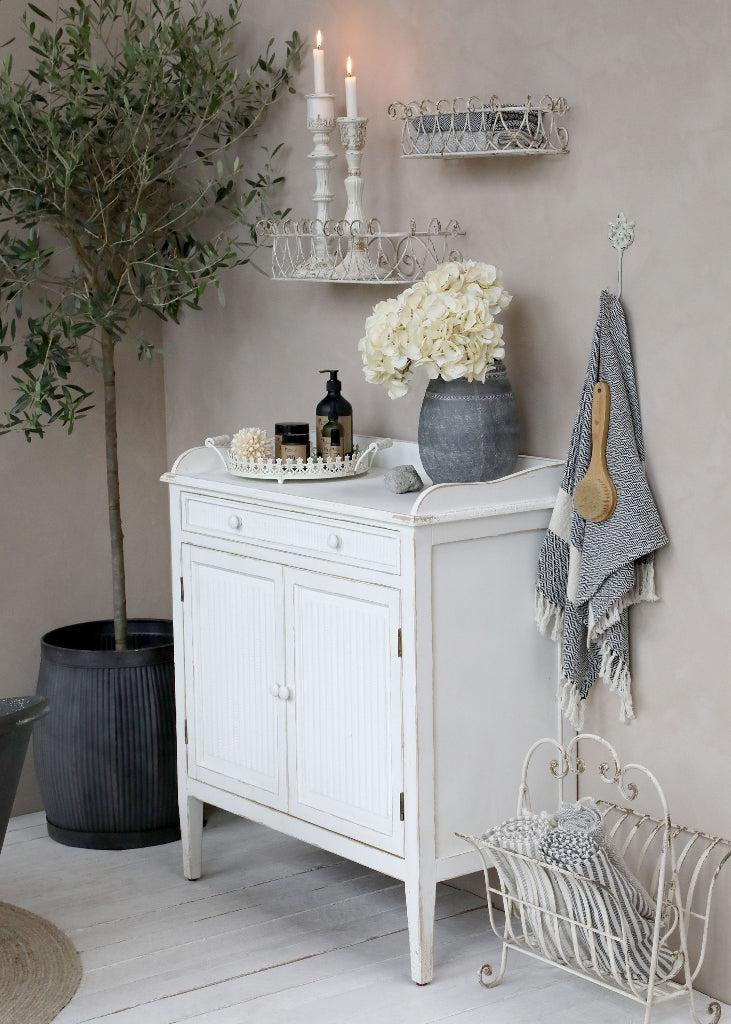 Weiße Kommode im vintage Landhausstil Look