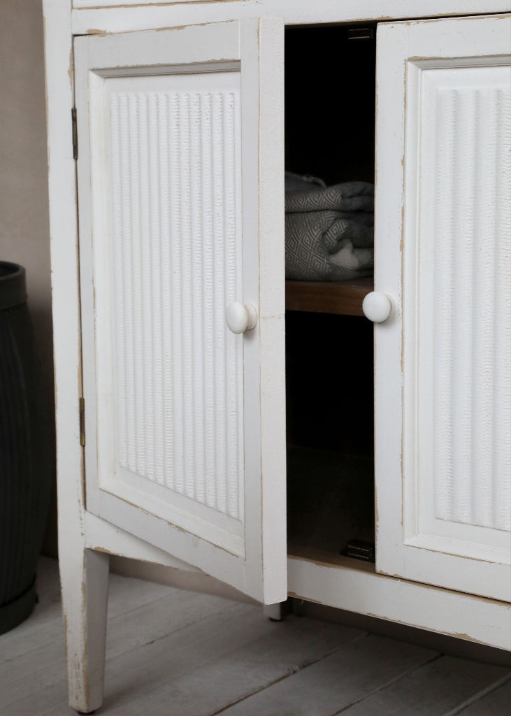 Weiße Landhaus Kommode im vintage Look zwei Türen geriffeltes Holz
