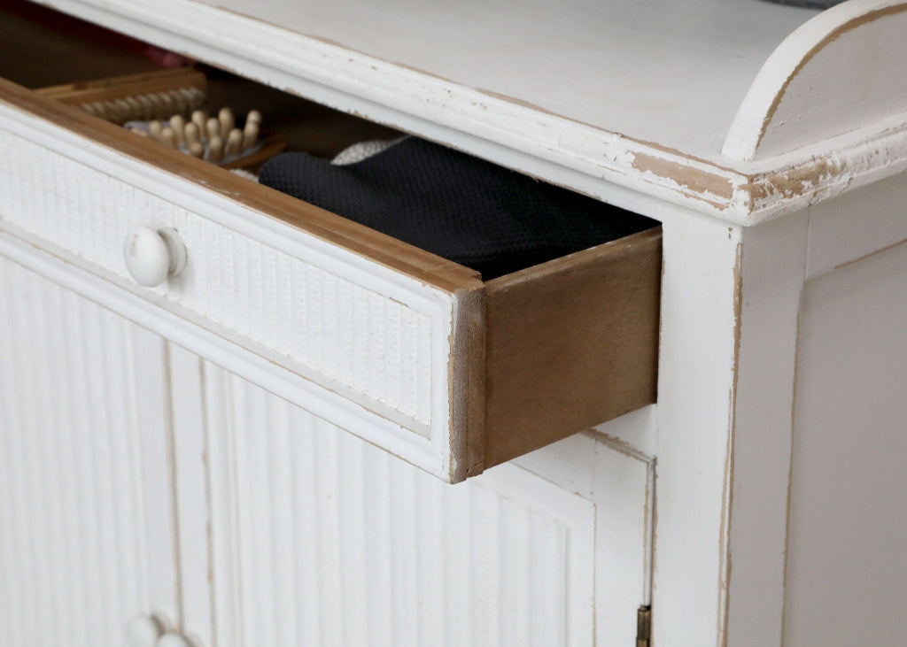 Weiße Landhaus Kommode im vintage Look mit Schubladen