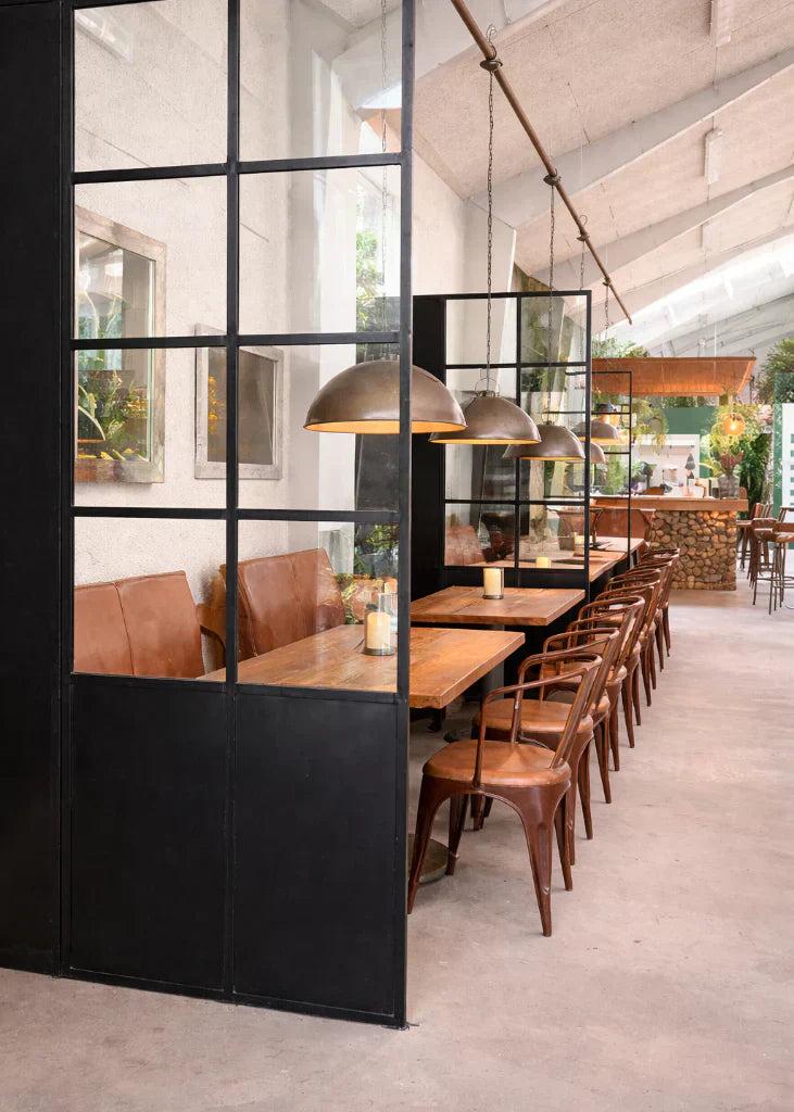 Stilvoller Metall-Raumteiler mit Fenstern in einem Restaurant – industrielles Design von cosmali-shop.com
