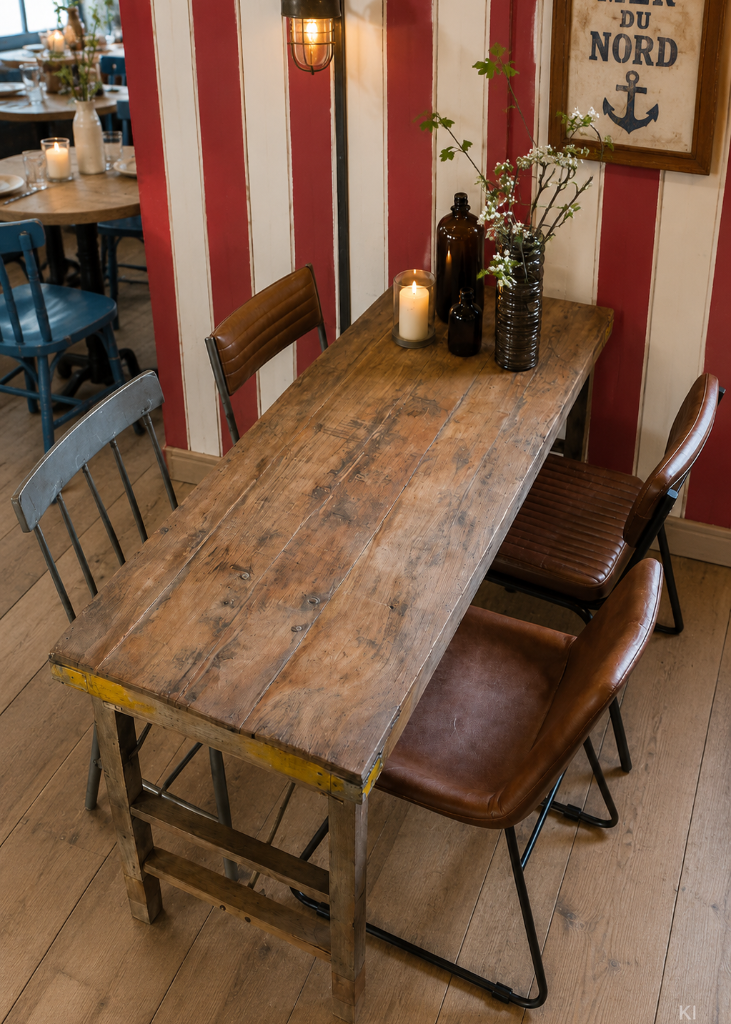 Recycelter Holztisch mit natürlicher Patina und zwei Querleisten an den schmalen Seiten – platzsparender Esstisch mit Charakter.