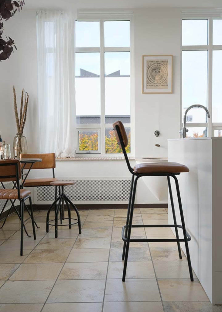 Industrieller Barhocker mit Naturleder Sitz
