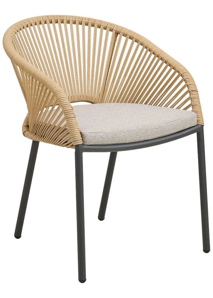 Moderner Outdoor-Stuhl in Beige/Sand mit stabilem Aluminiumgestell, geflochtener Sitzfläche und bequemem Kissen.