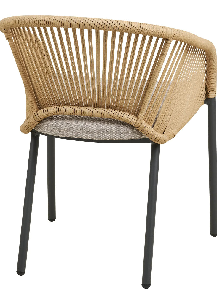Stilvoller Balkon- und Gartenstuhl in Sandfarbe, robust, pflegeleicht und bis 110 kg belastbar.