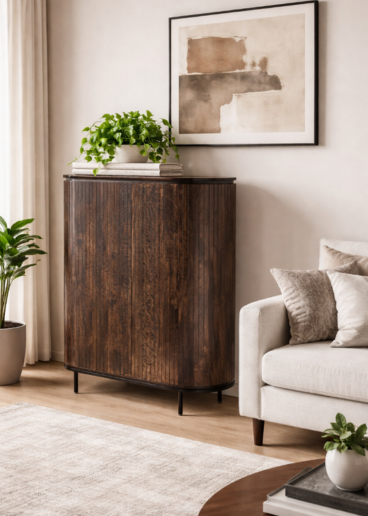 Ovaler Wohnzimmerschrank aus Mangoholz in Dunkelbraun mit modernem Lamellendesign
