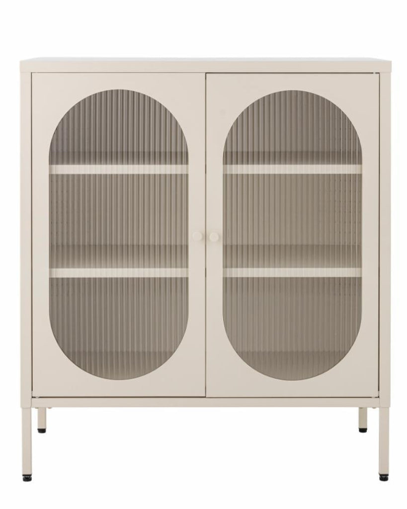 Kleine AVA Anrichte-Vitrine aus Metall mit Riffelglas in hellem Wohnraum