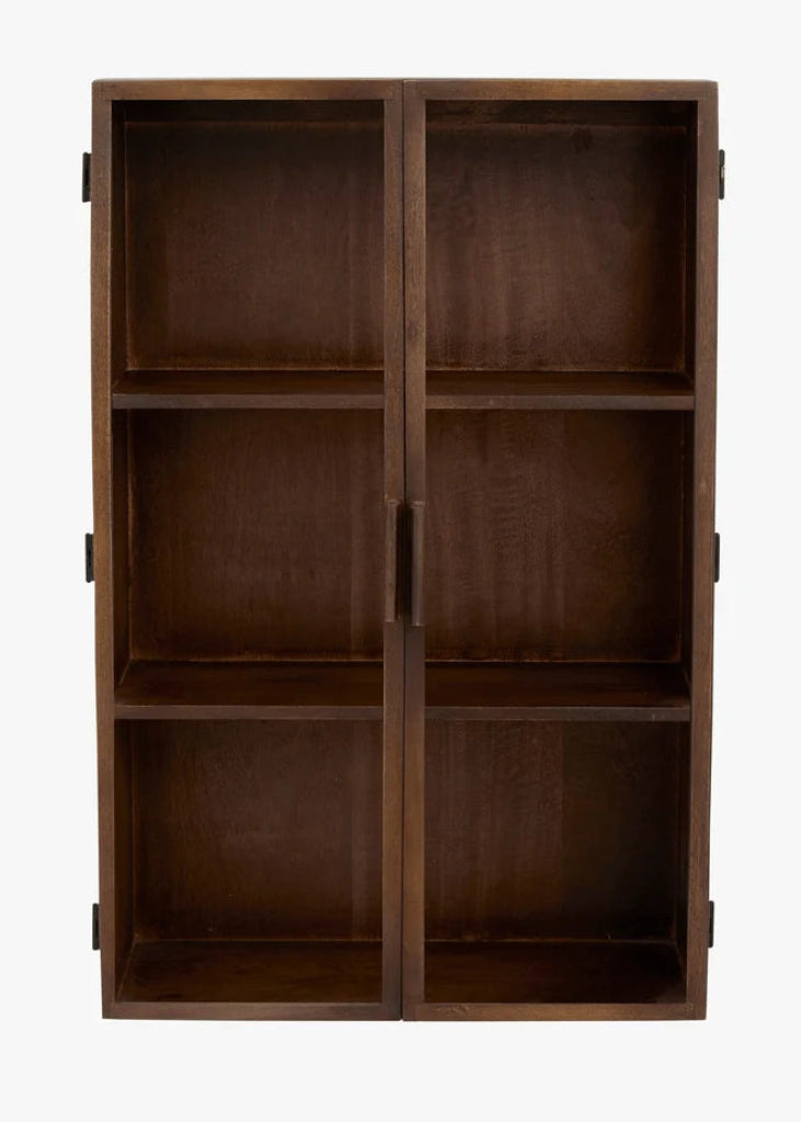 Wandvitrine ISA aus Massivholz mit Glastüren dekoriert mit Geschirr und Pflanzen in heller Landhausküche