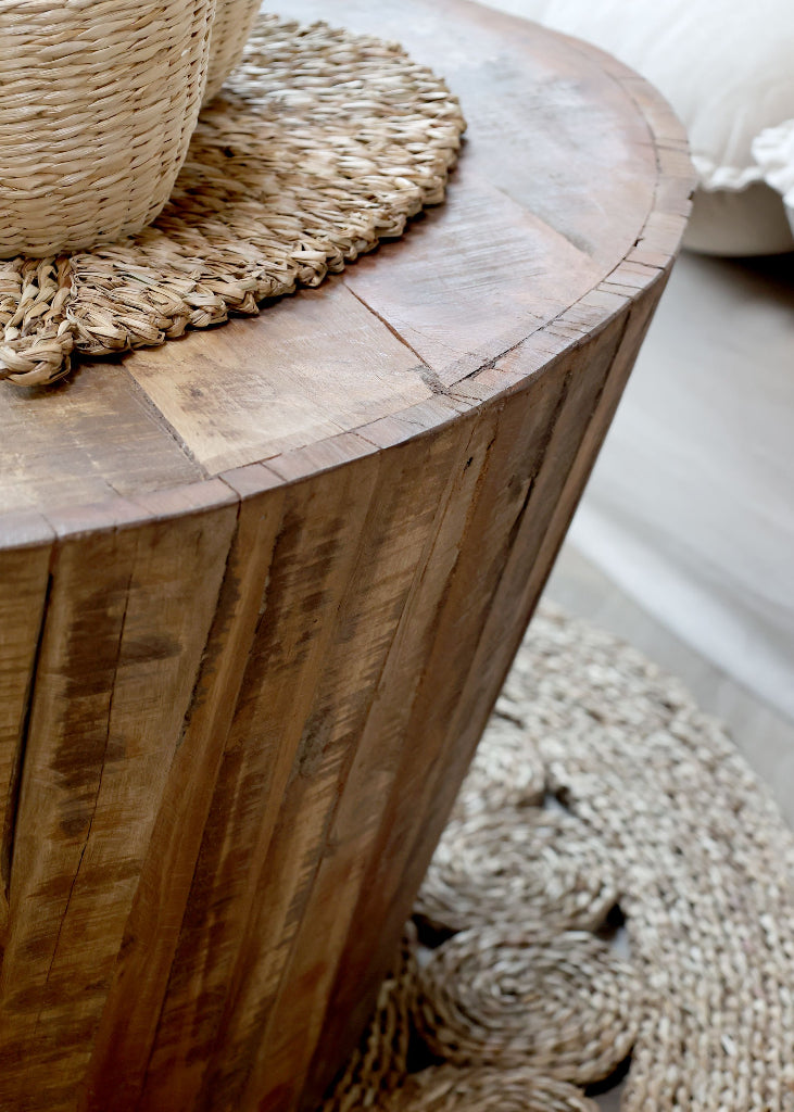 Vintage Sofatisch rund naturbelassen aus massivem Altholz mit Patina