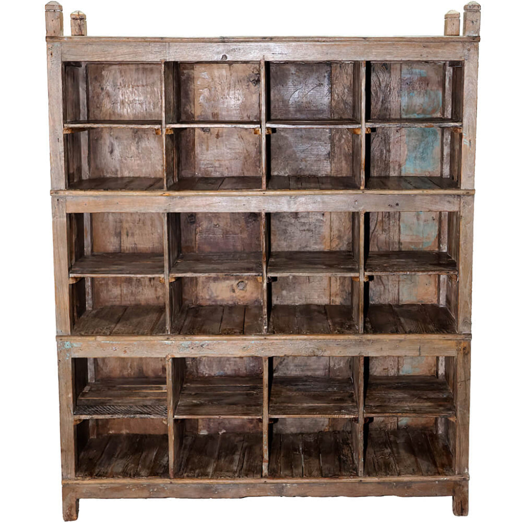 Altes Regal mit 24 Fächern