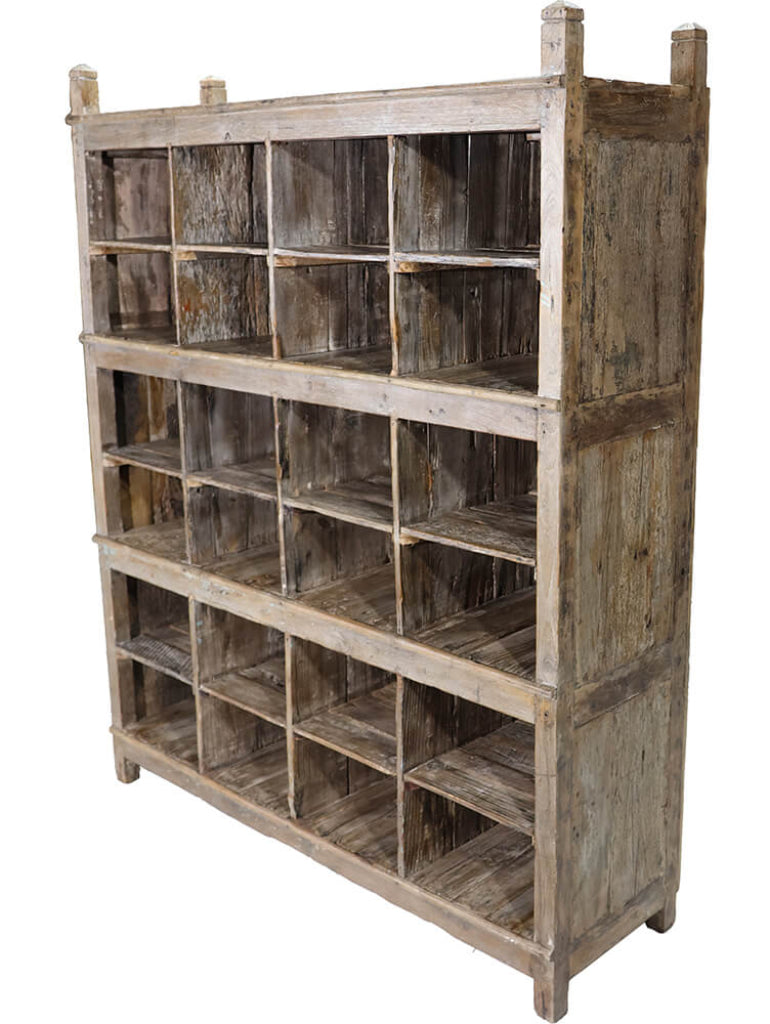 Altes Regal mit 24 Fächern
