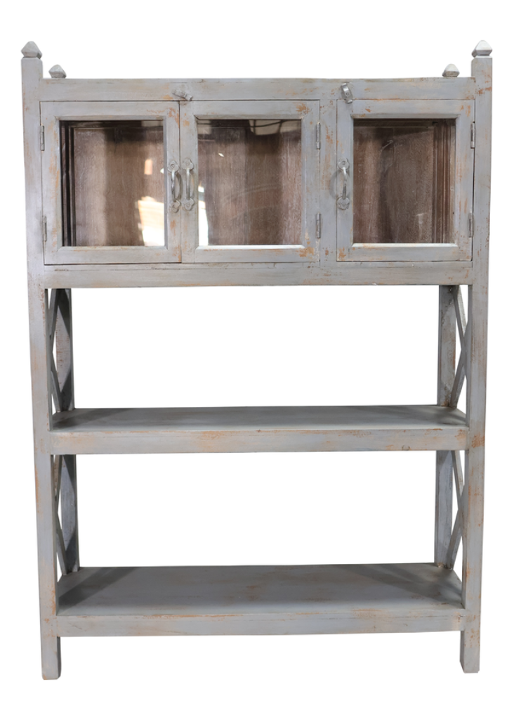 Vintage Küchenregal in shabby grau mit Glasvitrine, zwei Regalböden und dekorativen Holzkreuzen an den Seiten aus massivem Altholz.