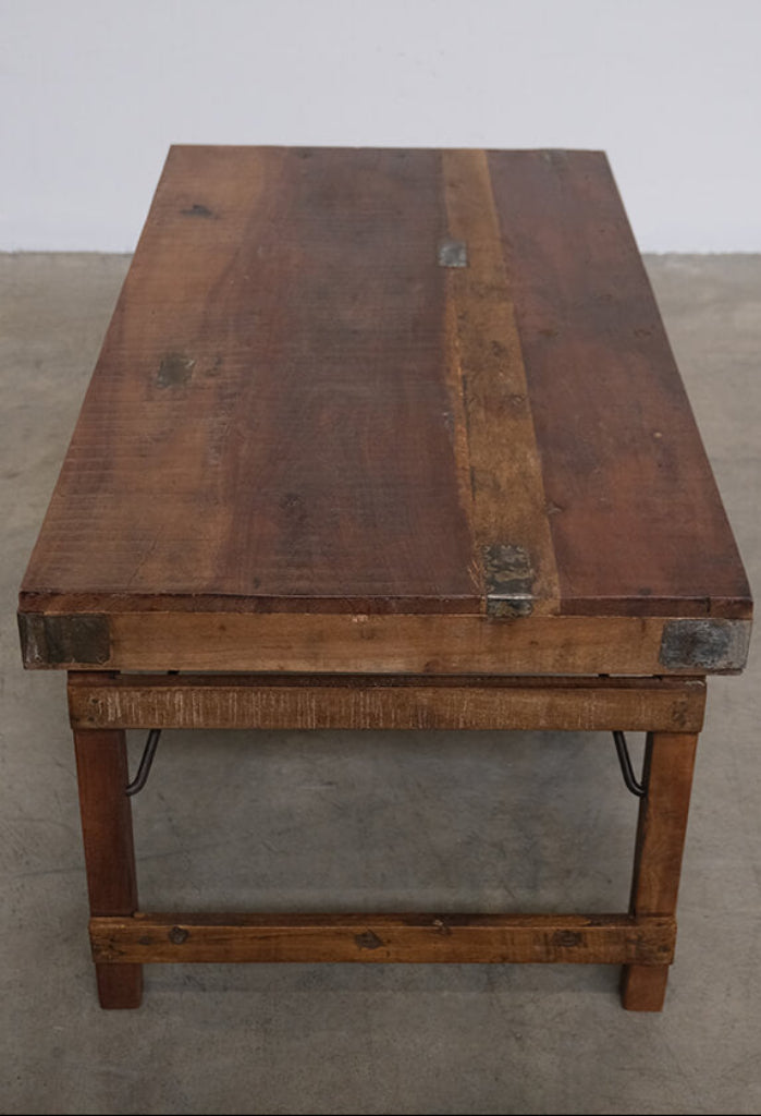 Vintage Couchtisch aus recyceltem Holz mit Gebrauchsspuren Unikat