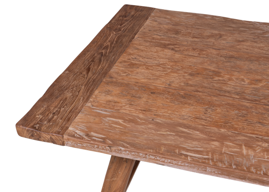 Rechteckiger Altholz Couchtisch 120 x 70 cm als Wohnzimmertisch vor hellem Sofa in einem modernen Galerie-Wohnzimmer.