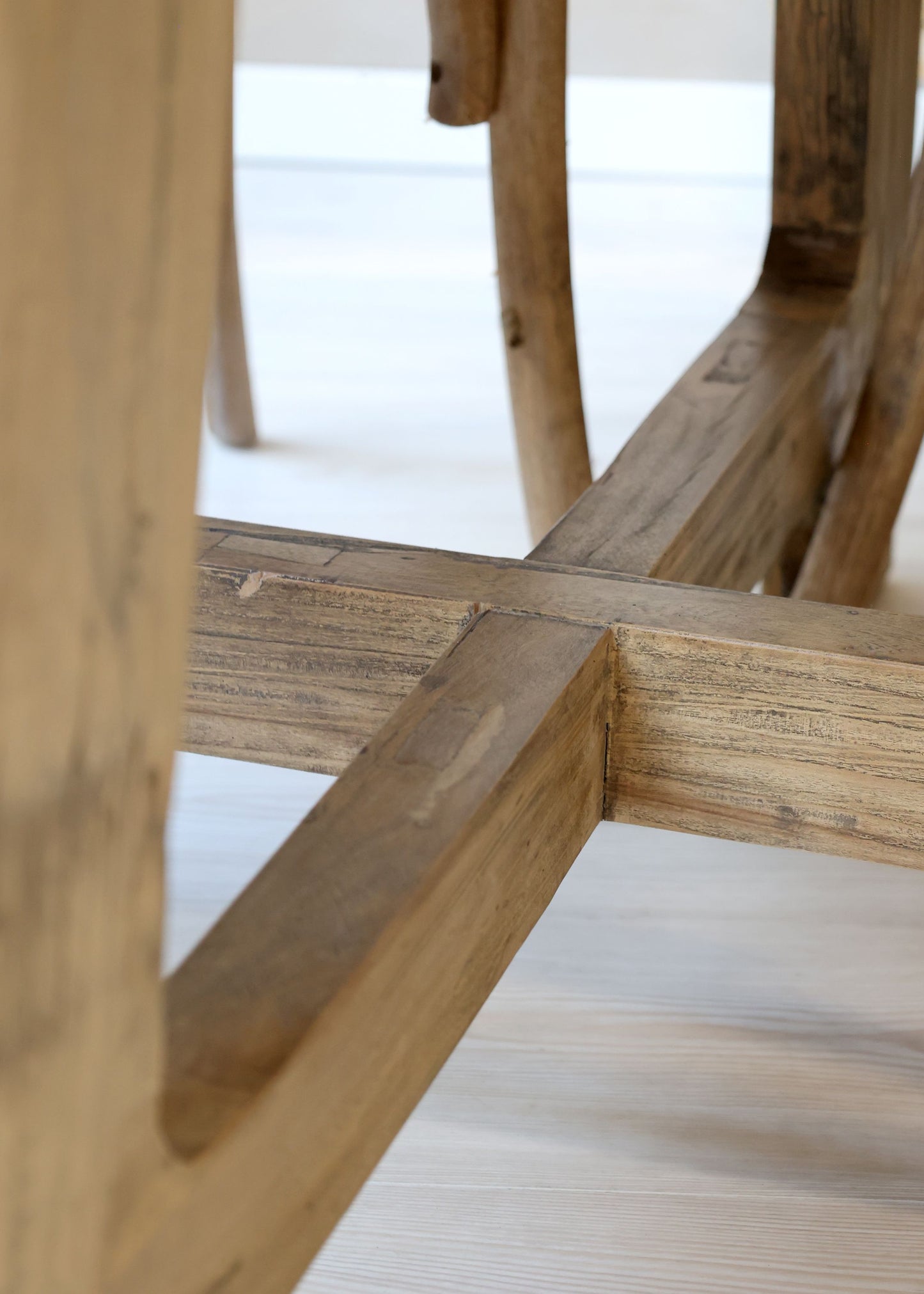 Altholz Esstisch ISA rund D 120 cm - Recyclingholz Esstisch natur, gekreuztes Beingestell