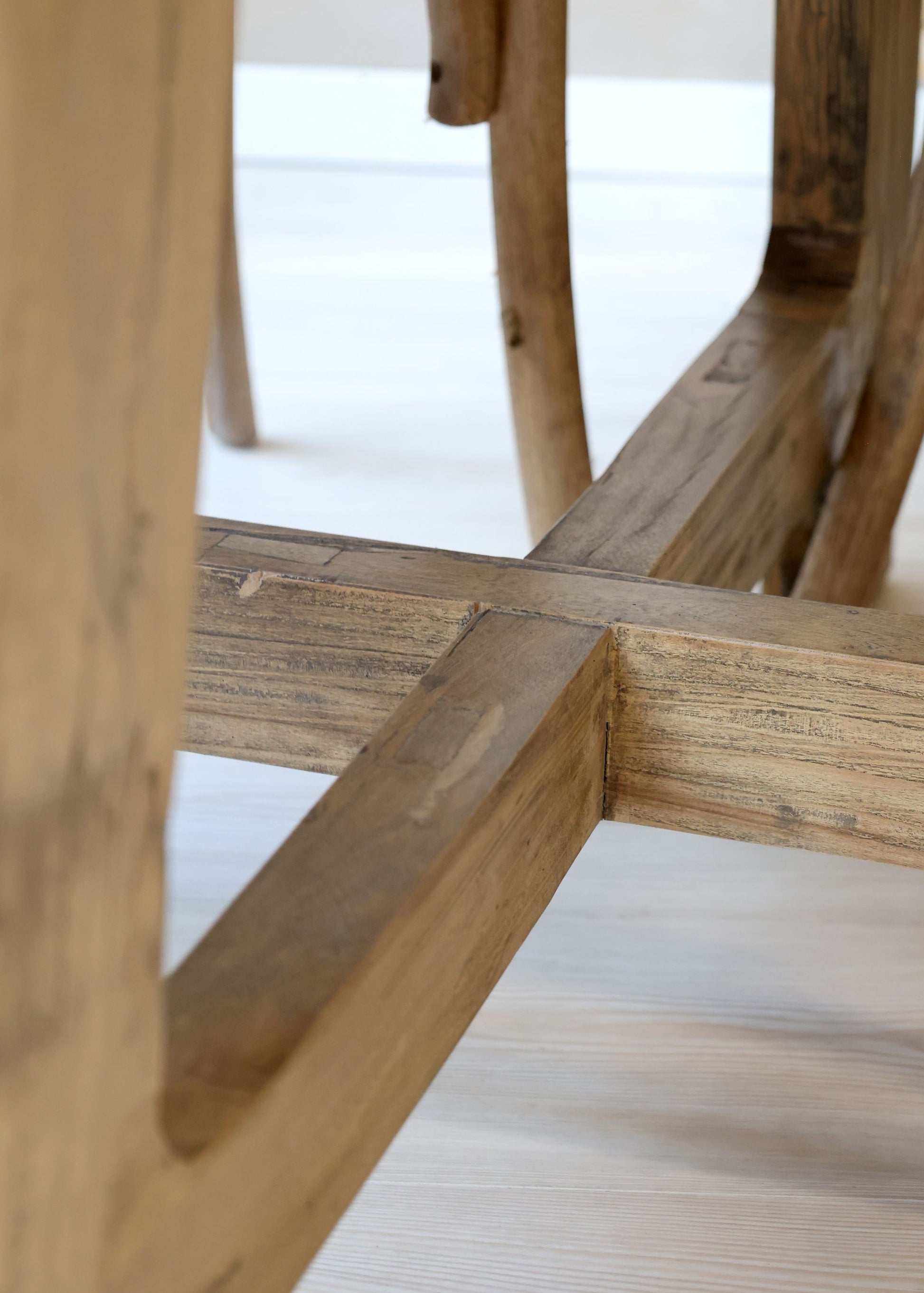 Altholz Esstisch ISA rund D 120 cm - Recyclingholz Esstisch natur, gekreuztes Beingestell